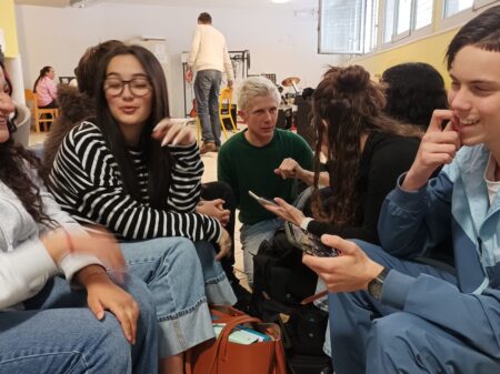 Chapeau melon et bottes de Queer au lycée Marcel Gimond